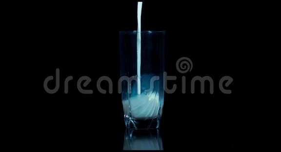 牛奶慢慢倒入玻璃杯中视频的预览图