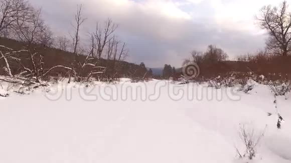 乌拉尔山脉的冬天俄罗斯巴什科托斯坦空中景色视频的预览图
