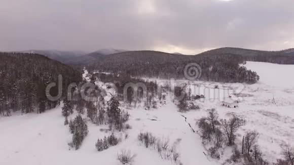 乌拉尔山脉的冬天俄罗斯巴什科托斯坦空中景色视频的预览图