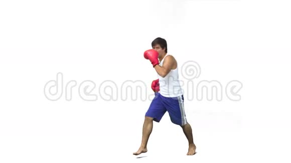 动作慢的人踢拳击视频的预览图
