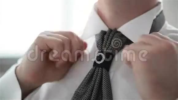 新郎系着领带一个穿着庆典的年轻人视频的预览图