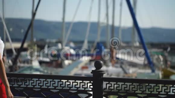 女子在码头附近的游艇背景蓝天选择性聚焦视频的预览图
