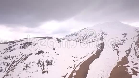 从乔治亚州斯捷潘茨明达镇的卡兹别克山风景视频的预览图