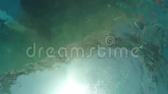 游泳池内有阳光反射的涟漪水视频的预览图