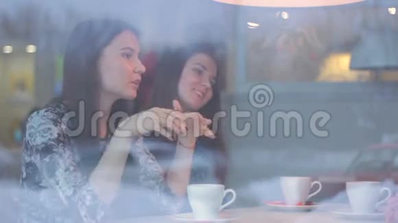 冬天双胞胎女孩在咖啡馆里聊天视频的预览图