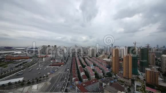 时间流逝上海交通建筑背景多云中国视频的预览图