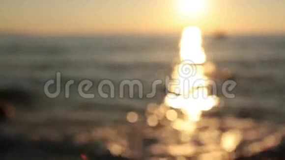 在海浪上分散了日落视频的预览图