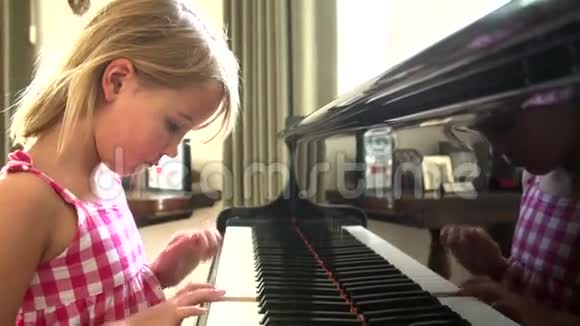 小女孩在家练习钢琴视频的预览图