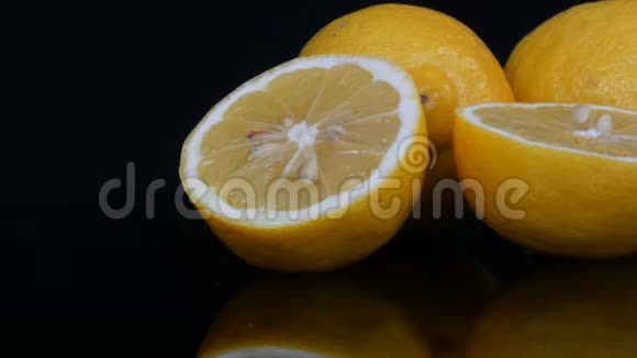 黑色背景下成熟的新鲜多汁黄柠檬视频的预览图