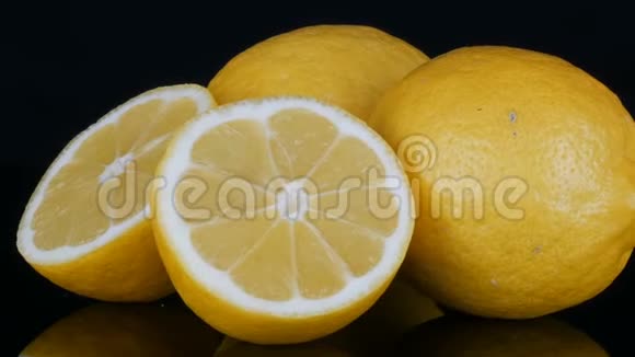 黑色背景下成熟的新鲜多汁黄柠檬视频的预览图