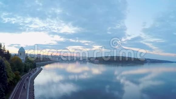 空中观景台美丽的城市景色堤岸和蓝色的湖泊泰诺皮尔乌克兰视频的预览图