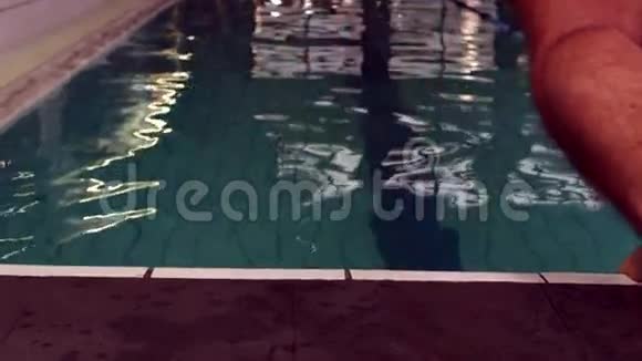 游泳者潜入游泳池的侧视视频的预览图