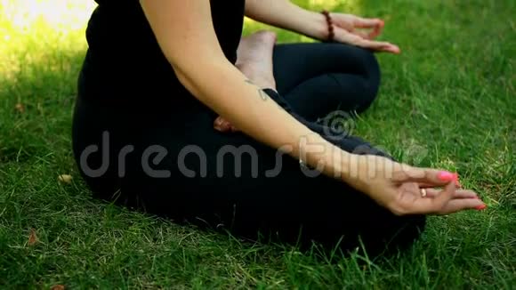 中弹女子在公园做瑜伽视频的预览图