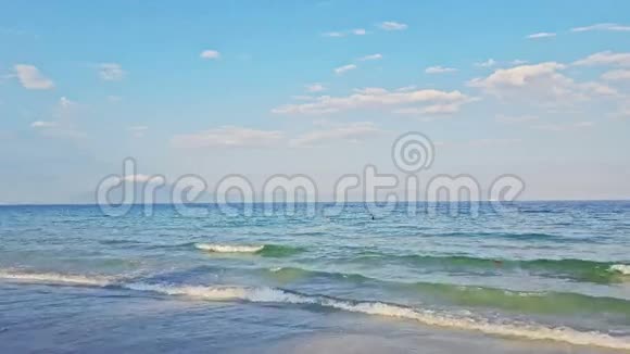 海浪拍打蓝天无边的蔚蓝海洋视频的预览图