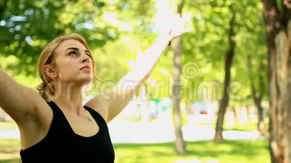 中弹女子在公园做瑜伽视频的预览图
