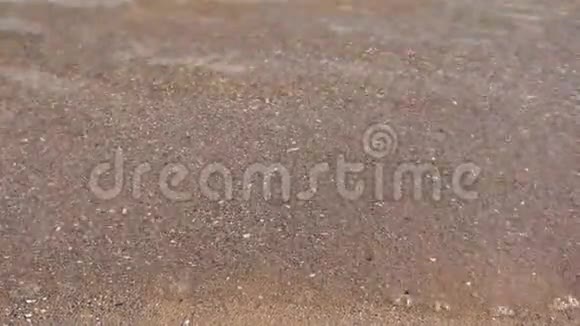 海浪和沙子的特写视频的预览图