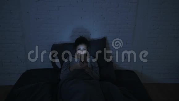 年轻漂亮的拉美裔妇女因压力和失眠而焦虑地躺在床上试图入睡视频的预览图