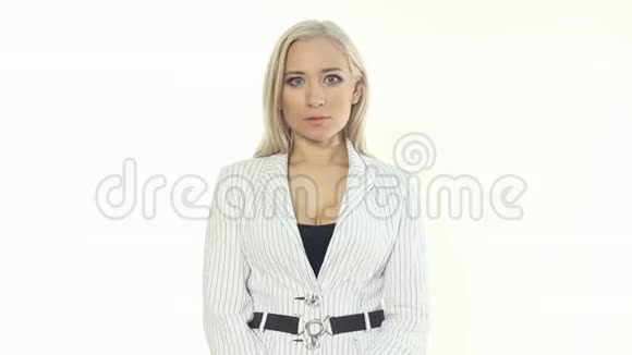 穿着白色夹克成功金发美女的肖像视频的预览图