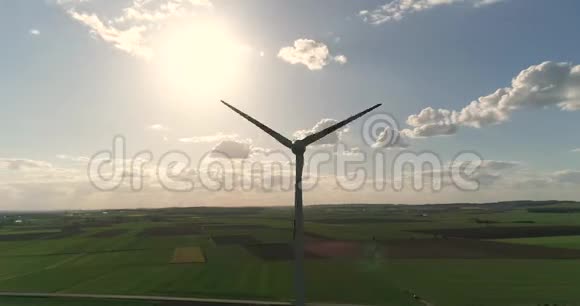 风力发电机的空中景观绿色田野和草地全景背景下风力发电机的景观视频的预览图