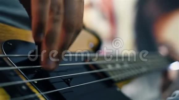 低音电吉他视频的预览图