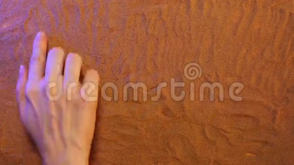 手画埃及符号在沙中海滩背景顶部视图视频的预览图