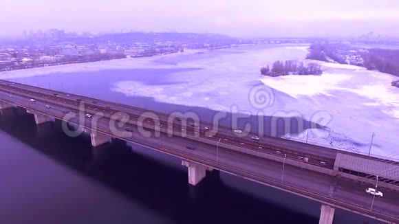运输桥过河桥上汽车的流动视频的预览图