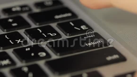 手指按键盘上的按钮视频的预览图