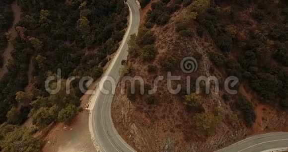 山区的柏油路无尽的山脉视频的预览图