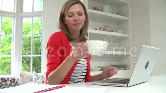 妇女利用笔记本电脑在家工作的时间推移序列视频的预览图