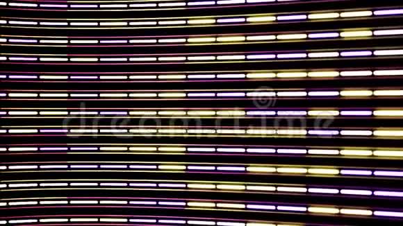 带有摄像机镜头的紫色和黄色抽象霓虹灯线在黑色背景上的水平流动视频的预览图