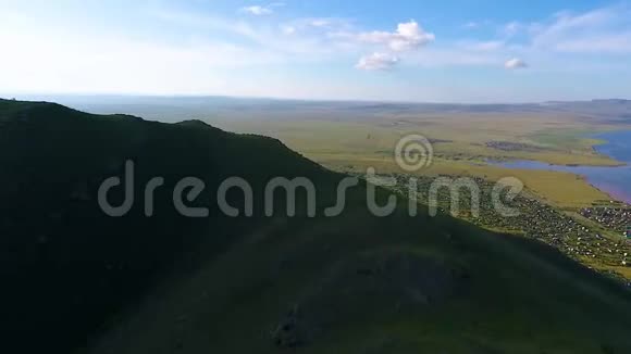 鸟瞰喀喀西亚共和国的青山多云的天空和叶尼塞河俄罗斯视频的预览图