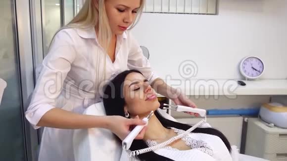 美容美容美发中心的美女视频的预览图