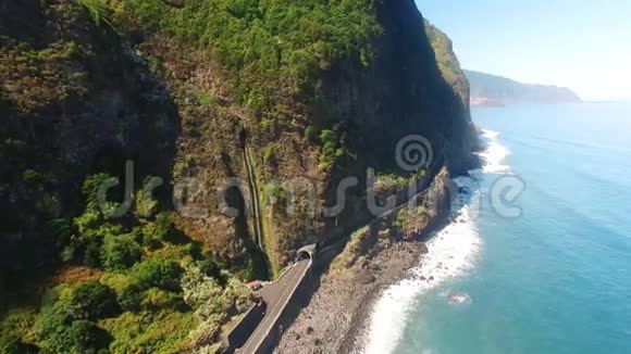马德拉岛瀑布和海洋的鸟瞰图视频的预览图