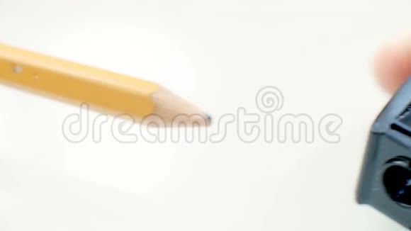 男手磨刀铅笔视频的预览图