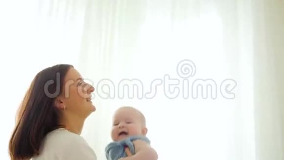 年轻的母亲扔婴儿视频的预览图