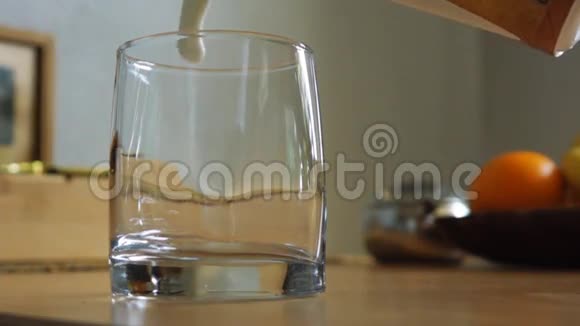 用慢速将牛奶倒入玻璃中视频的预览图