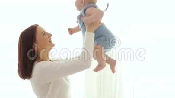 年轻的母亲扔婴儿视频的预览图