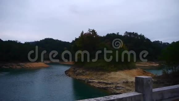 岛上森林深绿色湖泊石桥视频的预览图