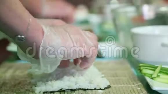 寿司师傅把米饭放在诺里视频的预览图