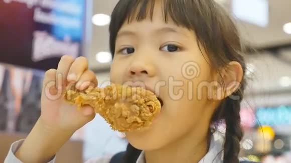 快乐的亚洲女孩和炸鸡餐厅视频的预览图