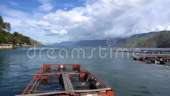 印度尼西亚苏门答腊北部托巴湖铜陵养鱼场景观视频的预览图