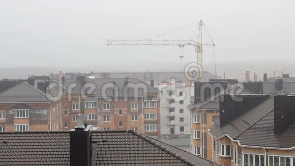 屋顶多层公寓房被雾覆盖视频的预览图