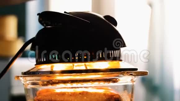 香肠是用电烤架烧的视频的预览图
