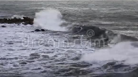 海浪冲击海岸的岩石视频的预览图
