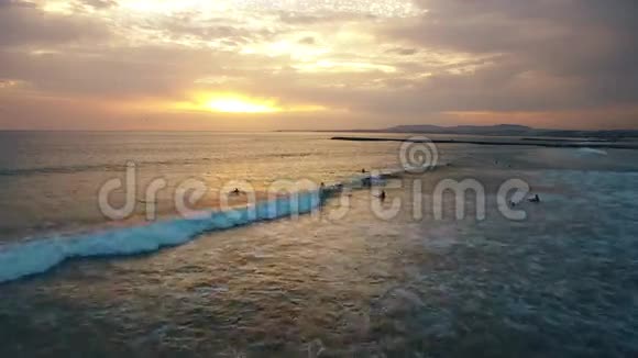 傍晚冲浪者在日落时观看葡萄牙的空中景色视频的预览图