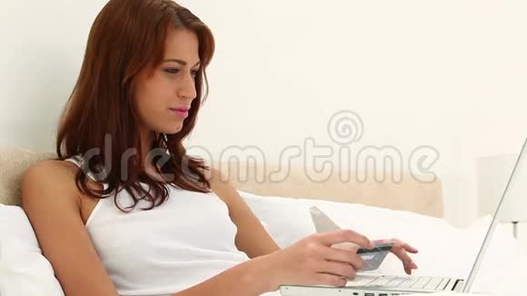 女人在网上买东西视频的预览图