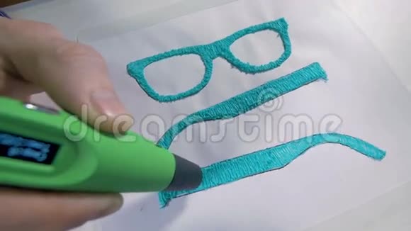 现代技术用3D打印笔绘图生产真正的现代眼镜视频的预览图