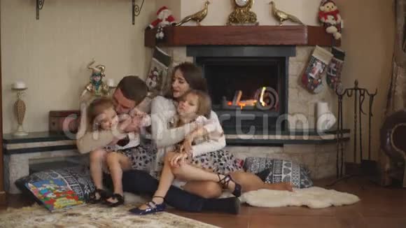 大家庭一起在壁炉放松视频的预览图