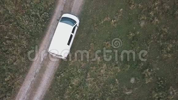 一辆白色的车在土路上行驶视频的预览图