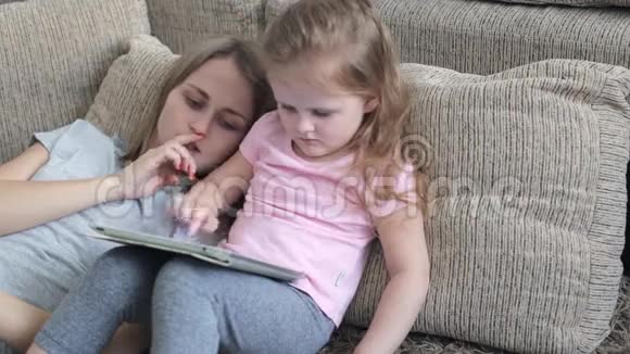 儿童使用数字平板电脑视频的预览图